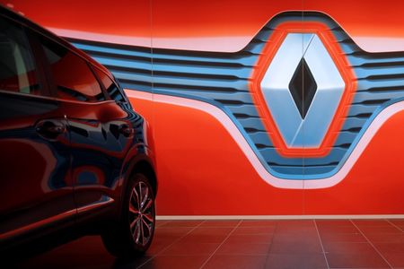 ２月１２日、仏ルノーの２０１５年決算は新型モデルの販売が寄与し、５０％近い増益となった。ナント近郊の１月撮影（２０１６年　ロイター/STEPHANE MAHE）