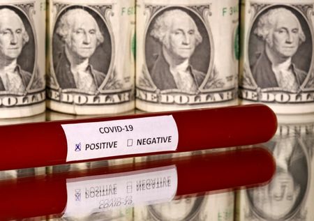 終盤のニューヨーク外為市場ではドルが幅広く上昇した。新型コロナウイルスによる景気鈍化懸念を受け、各国中銀が市場沈静化に向けた政策を打ち出しているにもかかわらずドル需要が高まっている。１日撮影（２０２０年　ロイター/Dado Ruvic）