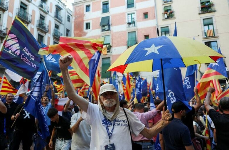 スペインの「カタルーニャ同盟」の支持者。9月10日、バルセロナのエル・ボルン地区にある、カタルーニャ民族主義の拠点「フォサール・デ・レス・モレレス」で撮影。REUTERS/Nacho Doce