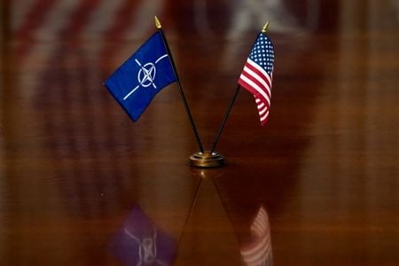 NATOと米国の旗。2025年4月24日、米首都ワシントンで撮影。REUTERS/Nathan Howard