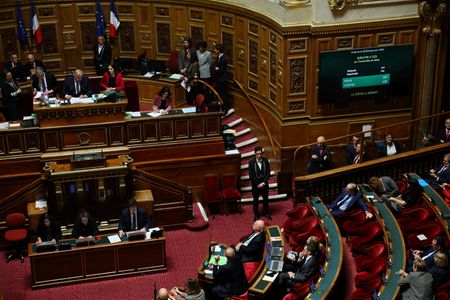 写真は採決結果がスクリーンに映し出されるフランス元老院（上院）。12月15日、パリで撮影。REUTERS/Sarah Meyssonnier