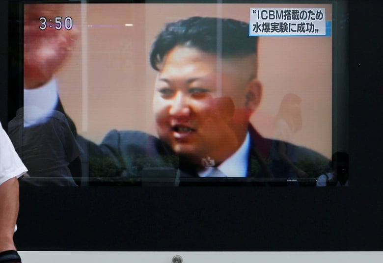 9月3日、北朝鮮の水爆実験を伝える東京の街頭テレビ　Toru Hanai-REUTERS
