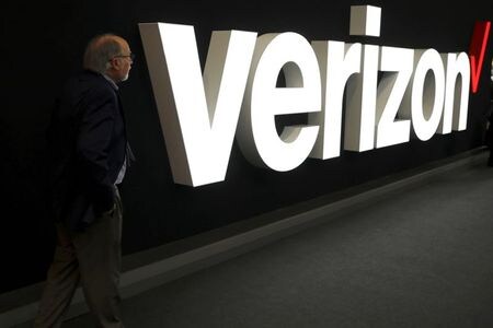 米通信大手ベライゾン・コミュニケーションズが２１日発表した第３・四半期決算は、利益が予想を上回った。バルセロナで昨年２月撮影（２０２０年　ロイター/SERGIO PEREZ）