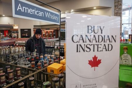 　トランプ米大統領が１日、カナダからの輸入品に追加関税を課すと発表したことを受け、カナダ国民の間では米国旅行を取りやめたり、酒など米国産製品をボイコットする動きが出ている。写真は、関税措置に対抗し、「Buy Canadian Instead（代わりにカナダ製品を買おう）」と書かれた看板。２月２日、バンクーバーで撮影（２０２５年　ロイター/Chris Helgren）