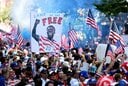 【UNITED STATES】　レッドカードで出場停止になったバログンの処分が猶予され、ベルギー戦の応援に向かうアメリカサポーター（7月6日）　Kevin NgーReuters