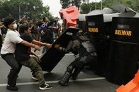 インドネシアで学生らが抗議デモ、森林火災対応などで政権批判