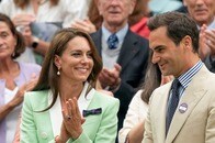 胸につけた「特別なリボン」は何？...キャサリン妃の「ウィンブルドン・ファッション」10選 一挙公開