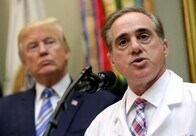 トランプ、退役軍人長官の辞任発表　後任は大統領専属医のジャクソン海軍准将