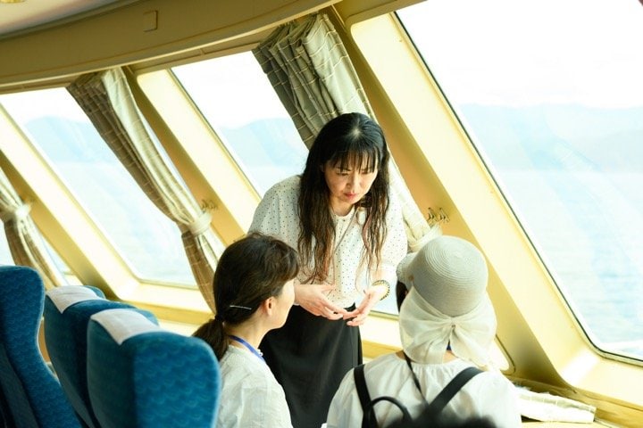 イマーシブシアター「THE ROAD TO GOLD―まだ見ぬ宝へ―」の出演者と観客