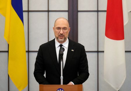 ウクライナのシュミハリ首相は２０日、ロシアの反政府活動家ナワリヌイ氏が刑務所で死亡したことを受け、新たな経済制裁をロシアに科すよう欧州連合（ＥＵ）と日本に促した。写真はシュミハリ首相。東京で１９日撮影。（2024年 ロイター/ Franck Robichon/Pool via REUTERS）