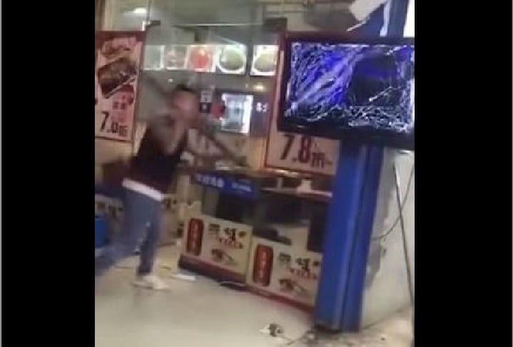 ギャンブルに負けて、荒れる中国サッカーファン　SupChine-Youtube