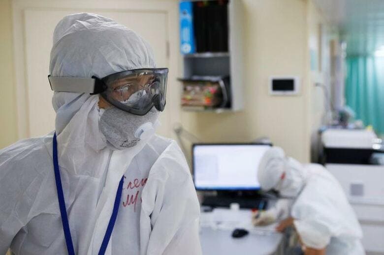 ロシアの新型コロナウイルス危機対策センターによると、1日時点で国内の新たな新型ウイルス感染者数がこれまでで最多の7933人確認され、感染者の累計は11万4431人となった。写真は新型コロナ患者を受けれているモスクワ市内の病院。4月28日撮影（2020年　ロイター/Maxim Shemetov） 