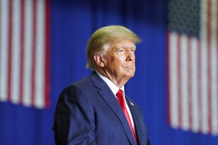 　１０月３日、トランプ前米大統領（写真）は、連邦捜査局（ＦＢＩ）が８月に自身のフロリダ州の邸宅から押収した機密文書に関する裁判で、裁判所が任命した「スペシャルマスター（特別管理者）」を不服として上訴した司法省による手続き迅速化の要求に異議を唱えた。写真はミシガン州 で１日撮影（２０２２年　ロイター／Dieu-Nalio）