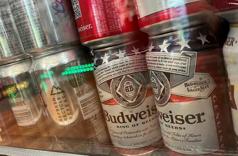 ワシントンの酒販店に並ぶバドワイザーの缶ビール。2024年9月、ワシントンで撮影。REUTERS/Daniel Becerril