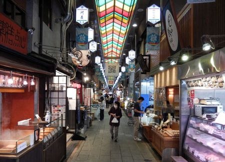 　１１月１８日、日銀の黒田東彦総裁は衆院財務金融委員会で、来年度の消費者物価指数（ＣＰＩ）の前年比上昇率は２％を割り込む見通しであり、金融緩和を継続して日本経済を支えることが適当だとの認識を示した。写真は京都の商店街で６月１８日撮影（２０２２年　ロイター/Satoshi Sugiyama）