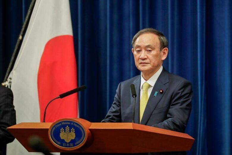 政府は14日夕から新型コロナウイルス対策本部の会合を開くと発表した。感染者の拡大が続く中、観光需要喚起策「Go　Toトラベル」事業の一部運用見直しなどを議論する。写真は、12月4日に首相官邸で記者会見する菅首相。（2020年　ロイター／プール経由）