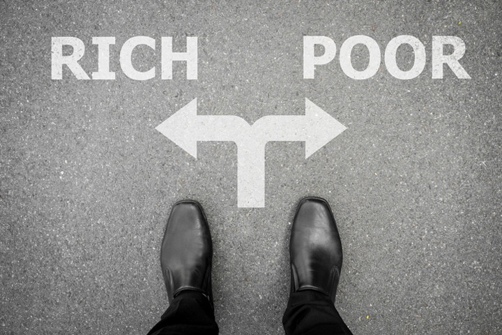 公共料金のや配送料金の値上げは、今の日本経済を象徴する出来事　mantinov-iStock