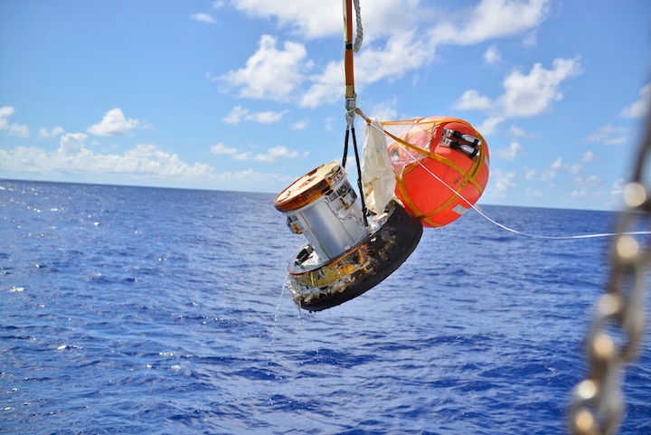 宇宙から帰還し、海上から回収された「こうのとり」7号機の小型回収カプセル (C) JAXA