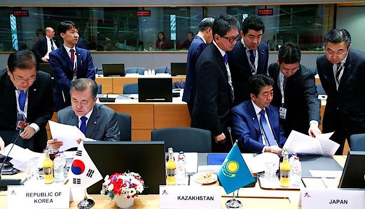 韓国を包括輸出対象国（ホワイト国）から除外する日本政府の手続きが完了した場合、年間6200億円を超す半導体製造装置の輸出に大きな影響が出そうだ。ASEMサミットで昨年10月撮影（2019年　ロイター／Francois Lenoir）