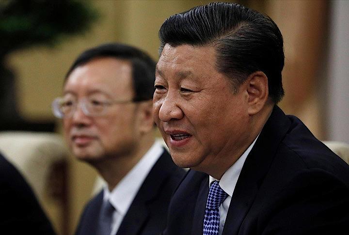 中国の習近平国家主席（写真右）は29日、北京でフィリピンのドゥテルテ大統領と会談し、両国が南シナ海の領有権問題に「適切」に対処できれば、同海域の石油・ガス共同開発で「より大きな一歩」を踏むことができるとの見方を示した。写真は29日に北京で代表撮影（2019年　ロイター）