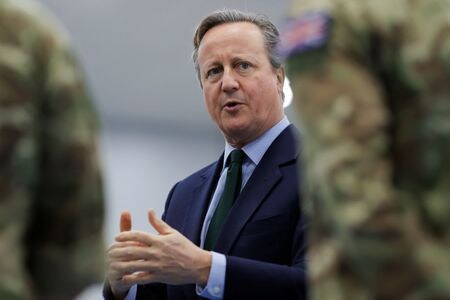 キャメロン英外相は、イスラエルとイスラム組織ハマスの軍事衝突に関連し、イスラエルがパレスチナ自治区ガザで国際法に違反したのではないかと懸念していると述べた。１月４日、コソボ・プリシュティナで撮影（２０２４年　ロイター/Valdrin Xhemaj/Pool）