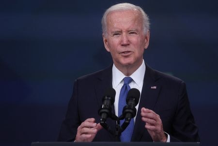 　バイデン米大統領は１０月１８日、来月の中間選挙で与党民主党が上下両院の多数派になれば、来年１月に人工妊娠中絶の権利を明記する法案を成立させると表明した。１７日、ワシントンで撮影（２０２２年　ロイター/Leah Millis）