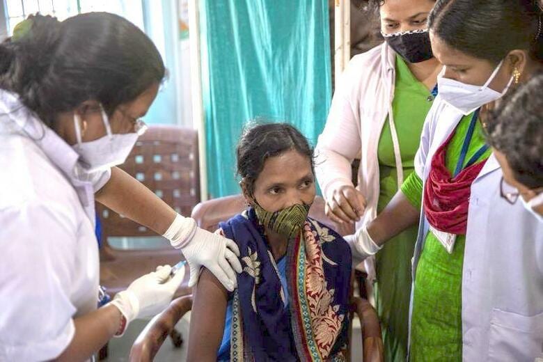 リーナ・ジャニさん（中央）は、マザルパット地域医療センターで働く100人の医療従事者の一員として、今月初め、インド国内でも真っ先に新型コロナウイルスのワクチンの接種を受ける1人となった。写真はコラプットで16日撮影（2021年　ロイター／Danish Siddiqui）