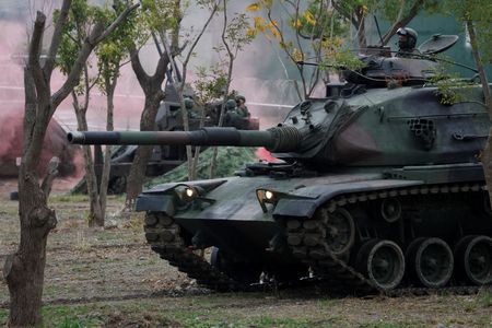 ８月６日、台湾の頼清徳総統は、来年の防衛予算総額が過去最高の６４７０億台湾ドル（１９７億４０００万ドル）に達する見通しを示した。写真は１月、台東の軍事基地で訓練に参加する兵士ら（２０２４年　ロイター／Carlos Garcia Rawlins）