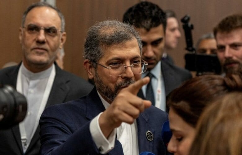 18日、トルコで記者団と話すイランのハティブザデ外務次官　REUTERS/Umit Bektas