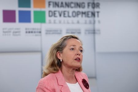 アジアと欧州の主要な多国間開発銀行（ＭＤＢ）トップが、より大胆で柔軟かつ包摂的な姿勢を求める声に直面しているとして、気候変動対策と女性の地位向上に注力すべきだとロイターに語った。写真は７月１日、スペインのセビリアで撮影（２０２５年　ロイター/Claudia Greco）