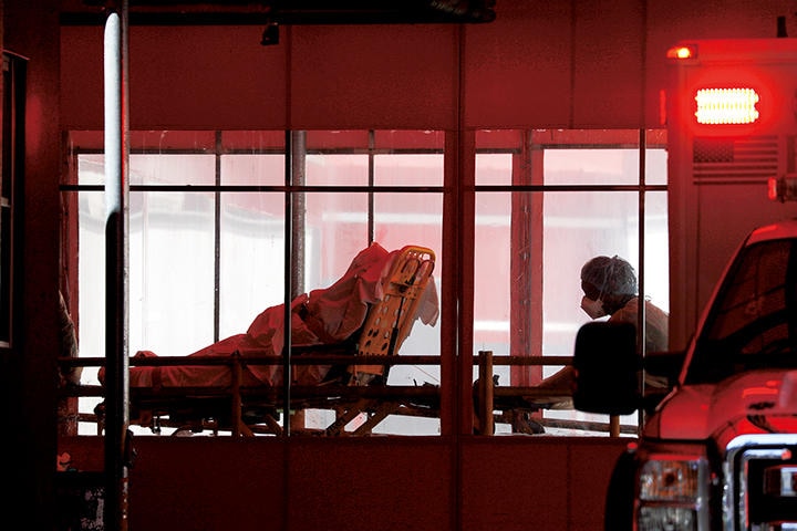 感染が疑われ病院に運ばれる患者は後を絶たない　ANDREW KELLY-REUTERS