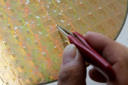 台湾の半導体検査・封止企業のＡＳＥテクノロジー・ホールディング（日月光投資控股）は１日夜、中国の４工場を北京に本拠を置くプライベートエクイティ（ＰＥ）のワイズ・ロード・キャピタル（北京智路資産管理有限公司）に１４億６０００万ドルで売却すると明らかにした。写真は北京で２０１６年２月撮影（２０２１年　ロイター／Kim Kyung Hoon）