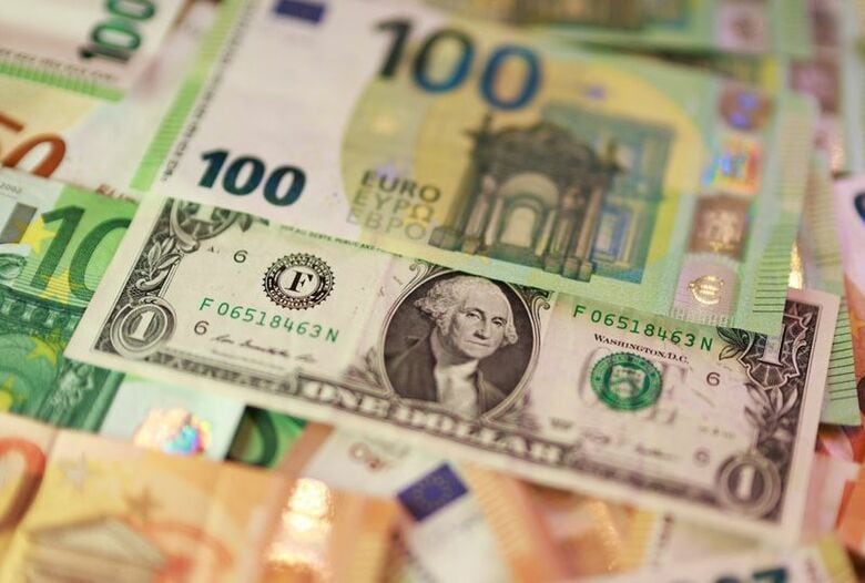 米ドル紙幣とユーロ紙幣。３月撮影。REUTERS/Dado Ruvic/Illustration