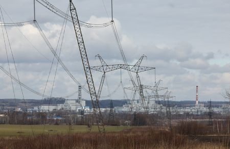 ウクライナ軍は２７日、ウクライナがロシアのエネルギー施設をドローン（小型無人機）で攻撃したとするロシアの主張を否定した。写真は１９日、クルスク州クルチャトフからみたクルスク原子力発電所。（２０２５年　ロイター/Shamil Zhumatov）