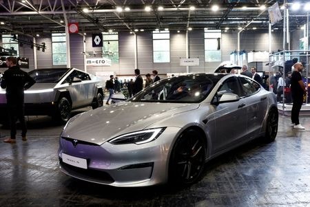 米電気自動車（ＥＶ）大手テスラの株価が２５日の取引で８％超下落し、時価総額が昨年１１月以来初めて１兆ドルを割り込んだ。写真は２０２４年１０月、フランスのパリで撮影（２０２５年　ロイター/Benoit Tessier）