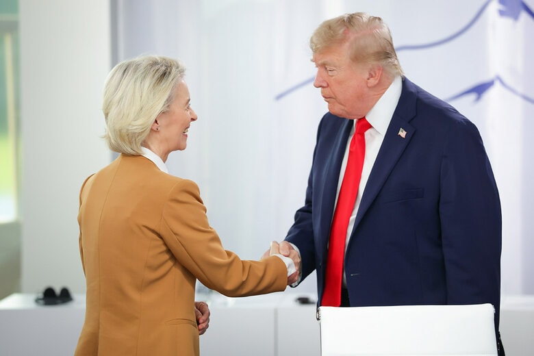 握手を交わすウルズラ・フォンデアライエン欧州委員会委員長（左）とドナルド・トランプ米大統領（6月16日、仏エビアン）　Hans Lucas via Reuters Connect
