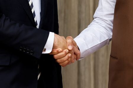 　３月２０日、岸田文雄首相は、５月に広島で開催する主要７カ国（Ｇ７）首脳会議に、インド、インドネシア、オーストラリア、韓国、ブラジルなど８カ国の首脳と、国連など７つの国際機関の長を招待すると表明した。訪問先のインドでモディ首相（右）と握手する岸田首相（２０２３年　ロイター／Adnan Abidi）