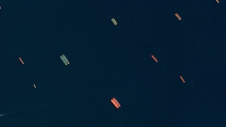 オマーンのソハール沖を航行する船舶を捉えた衛星画像。6月9日提供。SPOT © CNES 2026, Distribution Airbus DS/Handout via REUTERS