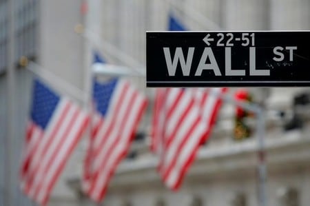 　６月２７日、米国では、環境、社会的責任、企業統治に配慮している企業に投資する「ＥＳＧ投資」の人気が高まっている。ＮＹ証券取引所前で昨年１２月撮影（２０１７年　ロイター/Andrew Kelly）