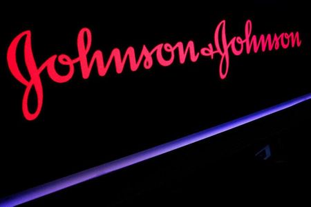 欧州連合（ＥＵ）の高官は１３日、米ジョンソン・エンド・ジョンソン（Ｊ＆Ｊ）が開発する新型コロナウイルスワクチンが当局の承認を経て、４月に初回の出荷が開始される見通しと明らかにした。ニューヨークで２０１９年５月撮影（２０２１年　ロイター/Brendan McDermid）