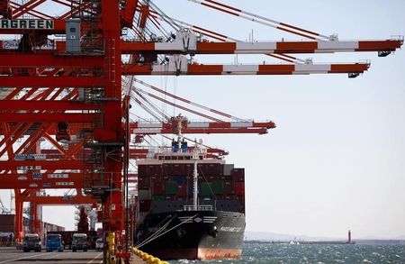 　２月８日、国際収支統計によると、海外とのモノやサービス、投資などの取引状況を示す２０１５年の経常収支は１６兆６４１３億円の黒字で、東日本大震災前の１０年以来、５年ぶりの水準に戻った。写真は東京湾のコンテナ船、２０１４年１２月撮影（２０１６年　ロイター／Thomas Peter）