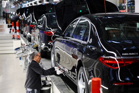 ３月２４日、 Ｓ＆Ｐグローバルがまとめた３月のユーロ圏のＨＣＯＢ総合購買担当者景気指数（ＰＭＩ）速報値は７カ月ぶりの高水準に上昇した。独シュトゥットガルトの自動車工場で２０２４年３月撮影（２０２５年　ロイター/Wolfgang Rattay）