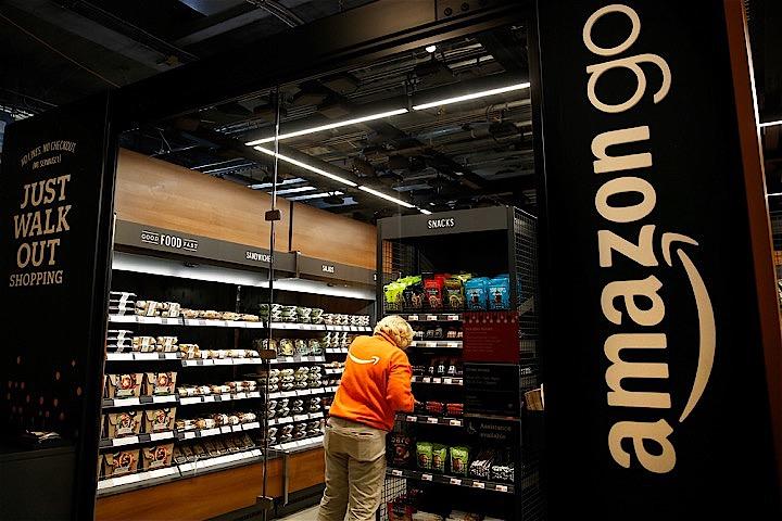 書店、コンビニとリアル店舗を展開してきたアマゾン。次なるターゲットはスーパーマーケットか　REUTERS/Lindsey Wasson