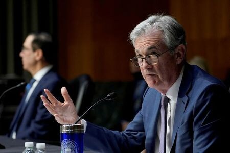 ４月２０日、米連邦準備理事会（ＦＲＢ）のパウエル議長が共和党のリック・スコット上院議員宛の書簡で、経済が力強さを増し、供給阻害により一部の部門で物価が押し上げられる中、米国の今年のインフレ率は一時的に「やや高く」なるとの見方を示したことが分かった。写真は２０２０年１２月、議会証言を行うパウエル議長（２０２１年　ロイター／Susan Walsh）