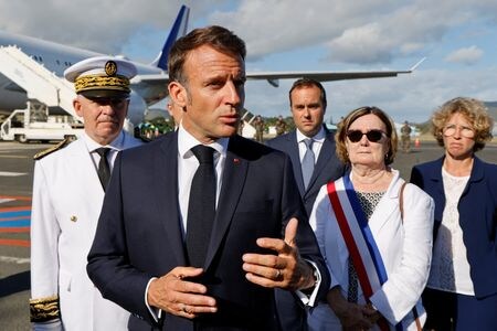 　５月２３日、フランスのマクロン大統領（写真）は、選挙制度改革を巡る暴動が続いている南太平洋のフランス特別自治体ニューカレドニアを訪問した。写真はニューカレドニアのヌメアに到着後、報道陣と話す同大統領。代表撮影（２０２４　ロイター）