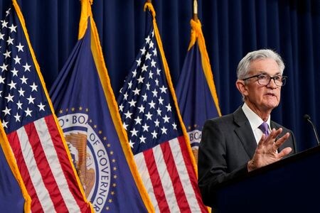 米連邦準備理事会（ＦＲＢ）のパウエル議長は１４日、インフレ率は２０２４年を通して低下し続けるとの見通しを示した。３月撮影（２０２４年　ロイター/Elizabeth Frantz）