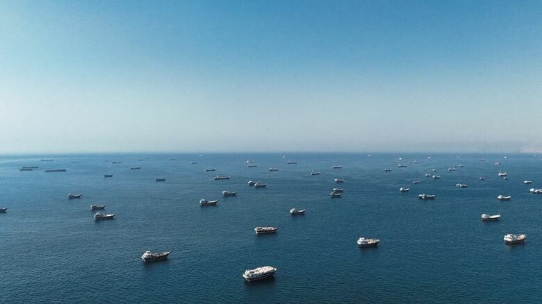 写真はホルムズ海を航行する船舶郡。6月1日、オマーンのムサンダムで撮影。REUTERS