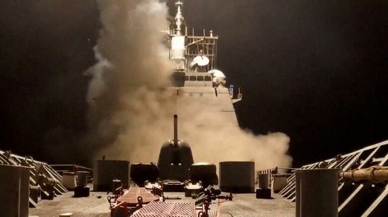 写真は2025年3月15日に米軍が公開した、非公開の場所で艦船がミサイルを発射している様子を捉えたとみられる映像のスクリーンショット。U.S. Central Command/Handout via REUTERS