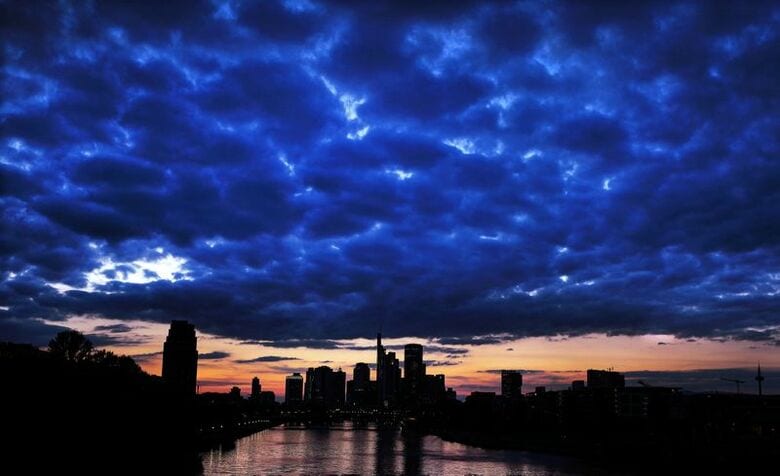 写真はフランクフルトの夕暮れ。2024年9月、ドイツのフランクフルトで撮影。 REUTERS/Kai Pfaffenbach