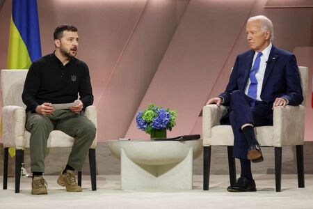 バイデン米大統領（写真右）は１月１０日、ウクライナのゼレンスキー大統領（左）と電話会談を行い、ウクライナへの支援のほか、ロシアに対する新たな制裁措置やウクライナの防空能力強化などについて協議した。ゼレンスキー氏が明らかにした。２０２４年７月、ワシントンで撮影（２０２５年　ロイター/Leah Millis）